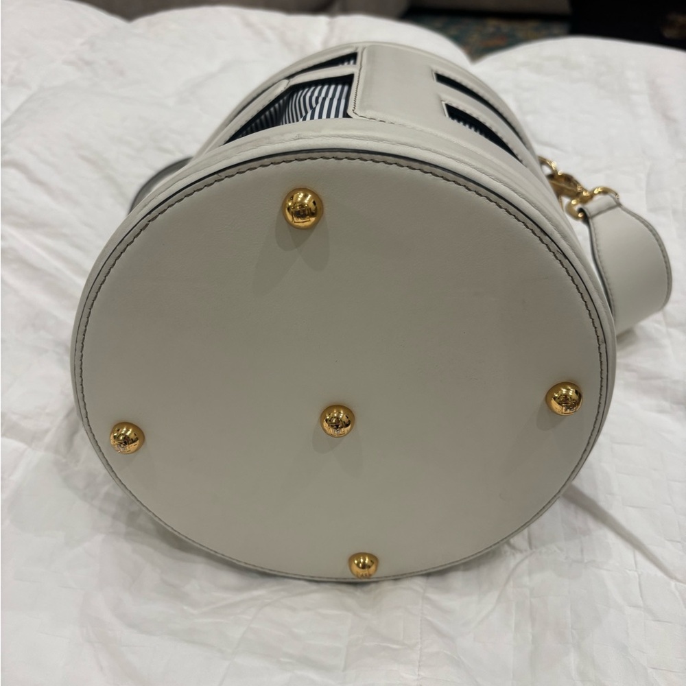 Fendi step out bucket bag used once - Picture 2 of 11